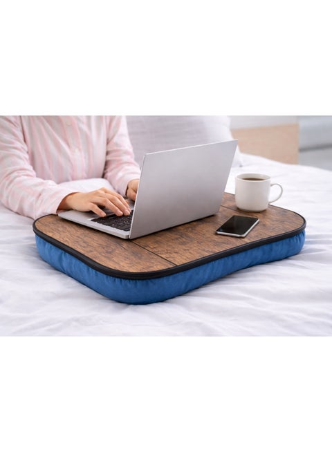 طاولة Lazylap مع وسادة – طاولة Lazylap مبطنة بقماش  وسطح من الخشب البنى تناسب أجهزة الكمبيوتر المحمولة حتى 17 بوصة مع فتحة للأجهزة اللوحية الهواتف مقاس(43سم*35سم)